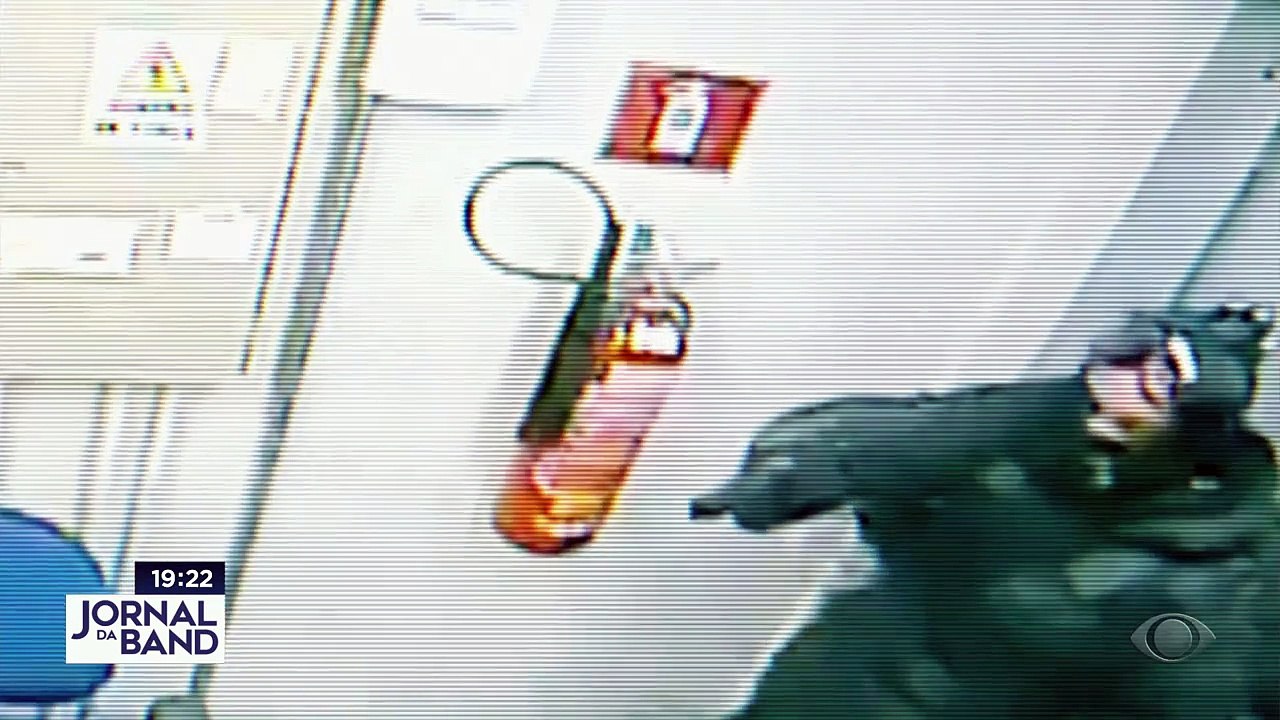 Novas imagens mostram como foi o mega-assalto de Araçatuba. Nelas é fácil perceber que se trata de um bando de criminosos bem informados, fortemente armados e com bastante agilidade.