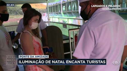 Em Foz do Iguaçu, a iluminação especial na ponte que liga o Brasil ao Paraguai têm atraído turistas e casais apaixonados.