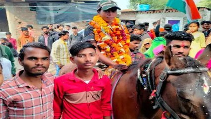 मजदूर बेटी BSF में ट्रेनिंग पूरी करके लौटी तो पूरा गांव जमकर नाचा, गली में लगाती थी दौड़