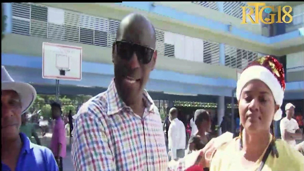 Responsab yo nan Rotary Club Pétion-ville Sud distribiye nan komin Pétion-ville plizyè kit ijyenik