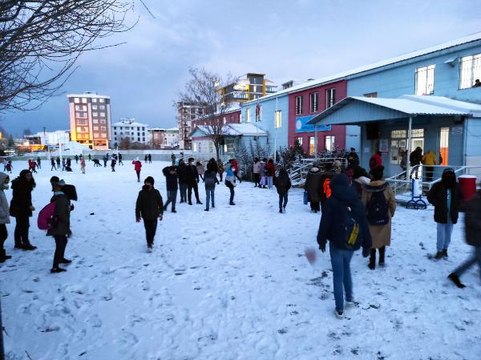 Son dakika gündem: VAN MERKEZE MEVSİMİN İLK KARI YAĞDI; ÇOCUKLAR SEVİNDİ