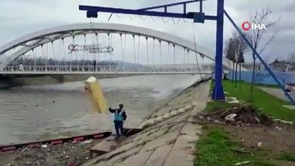 Dereye atılan buzdolabı vinçle çıkarıldı