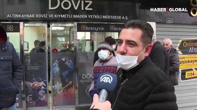 Yaşanan düşüşün ardından vatandaşlar döviz bürolarına koştu