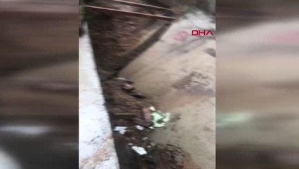 TUZLA'DA İSTİNAT DUVARI ÇÖKTÜ; ALTINDA KALAN KİŞİYİ KURTARMA ÇALIŞMASI