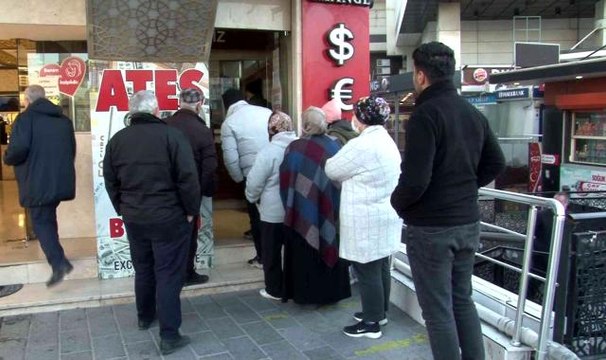 Dolar düştü, vatandaşlar döviz bürolarına koştu