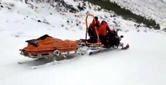 Yolu kardan kapanan köydeki hamile kadının yardımına JAK timi yetişti