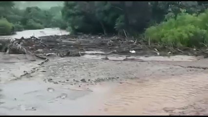 La fuerza del agua parte en dos un puente en Bolivia