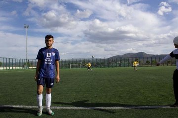 Kırmızı kart gören futbolcu, tabancayla rakip takımın soyunma odasını bastı