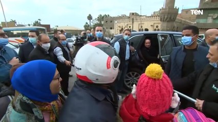 مبلغ مالي وسيارة أجرة .. هدية الرئيس السيسي لـ أسرة «السيدة عائشة»