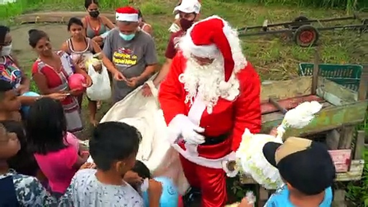 Brésil: en Amazonie, un père Noël distribue les cadeaux en bateau