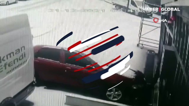 Zonguldak'ta faciadan dönülen kaza kamerada! Karda kayan otomobil iş yerinin duvarına böyle çarptı