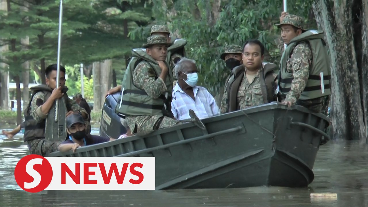 Floods: Army on the ground from day one; 12 boats, 300 soldiers deployed in Shah Alam