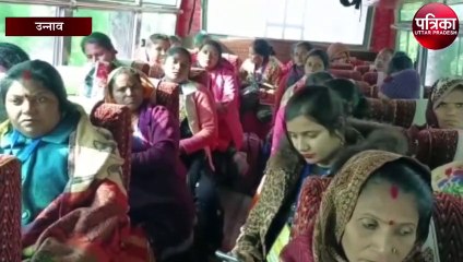 स्वयं सहायता समूह की महिलाओं को ले जाया जा रहा प्रयागराज प्रधानमंत्री का संबोधन सुनने के लिए...