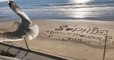 Il dessine sa demande en mariage dans le sable de la grande plage des Sables-d'Olonne