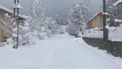 Kar kalınlığı 50 santime ulaştı... Köylüler kapanan yollarını traktörler ile açtı