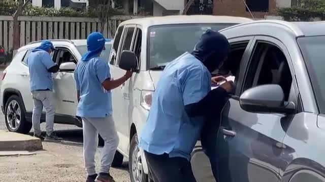 Perú adelanta la tercera dosis y el toque de queda en Navidad