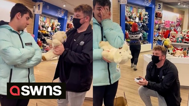 Watch the adorable moment a man proposes to his partner in BUILD A BEAR – by presenting him with a teddy bear which asked ‘will you marry me?’.