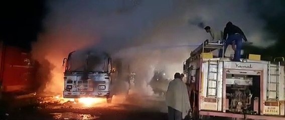 अवैध वसूली करने के लिए धमकाने के बाद जलाई थी बस