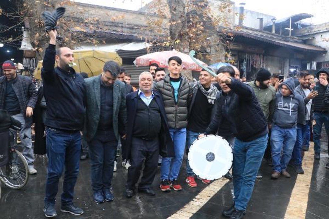 Görüntüler bugün çekildi! Bir grup esnaf döviz kurunun düşmesini halay çekerek kutladı
