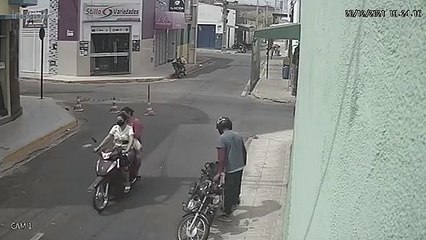 VÍDEO: Loja é assaltada na região de Cajazeiras e meliantes subtraem duas bolsas cheias de celulares