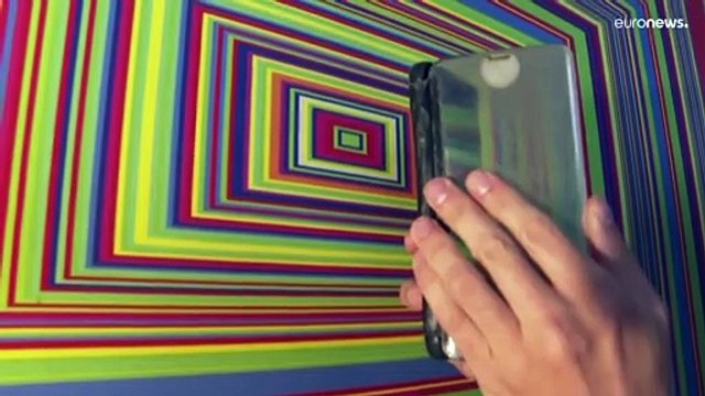 فيديو: فنان يسمع الألوان ويستشعر الوقت بواسطة هوائي على رأسه