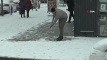 Erzurum'da lapa lapa yağan kar kimine işkence kimine eğlence oldu