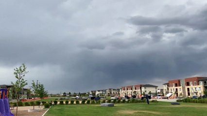 Des dizaines de matelas s'envolent à cause du vent