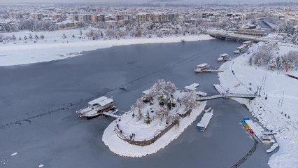 SUYU ÇEKİLEN BEYŞEHİR GÖLÜ'NE KAMYONLARLA KAR DÖKÜLDÜ