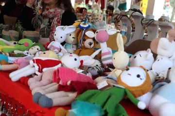 Atakumlu emekçi kadınlardan yılbaşı konseptli pazar