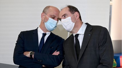 FEMME ACTUELLE - Jean Castex et Jean-Michel Blanquer chantent "Vive le vent" avec des écoliers : ce détail qui choque les internautes