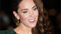 FEMME ACTUELLE - Kate Middleton et le prince William dévoilent un nouveau portrait de famille pour Noël