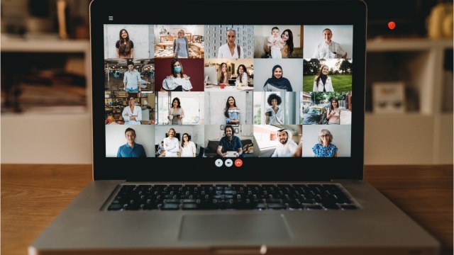 FEMME ACTUELLE - Polémique aux États-Unis : un patron licencie 900 employés pendant une réunion en visioconférence