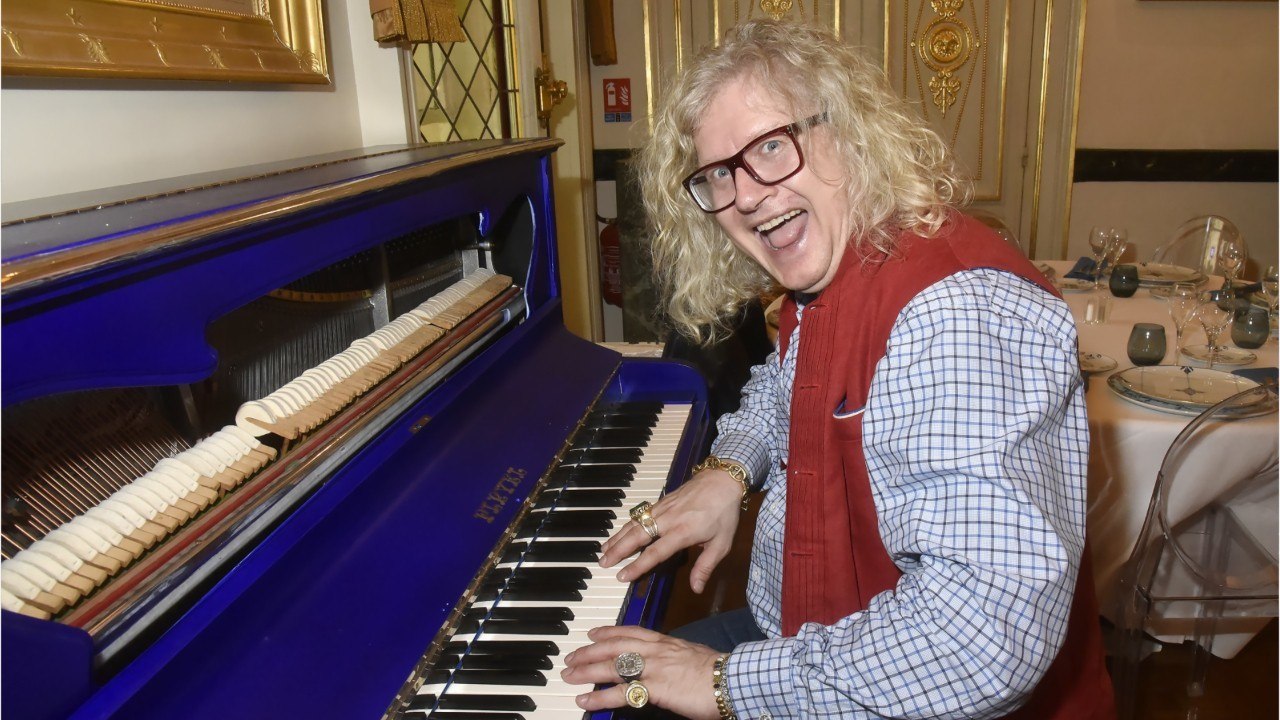 FEMME ACTUELLE - Pierre-Jean Chalençon : l'ancien acheteur d'"Affaire conclue" sort un clip, les internautes divisés