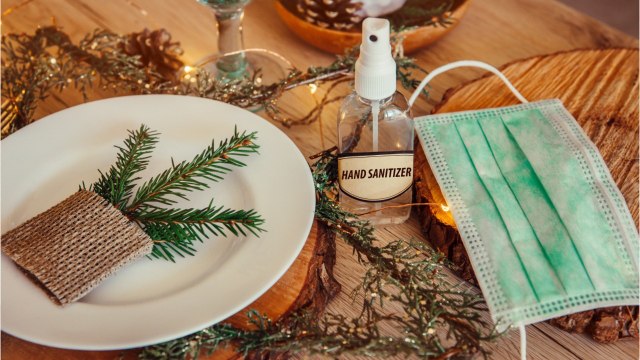 FEMME ACTUELLE - Covid-19 : le variant Omicron pourrait-il gâcher les fêtes de fin d’année ?