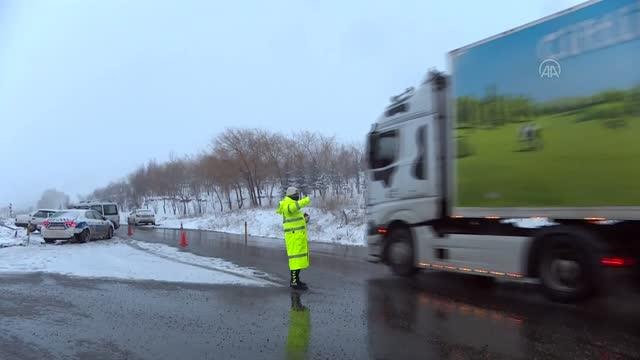 Trafik kazasına müdahale ederken başka bir aracın çarptığı polis yaralandı