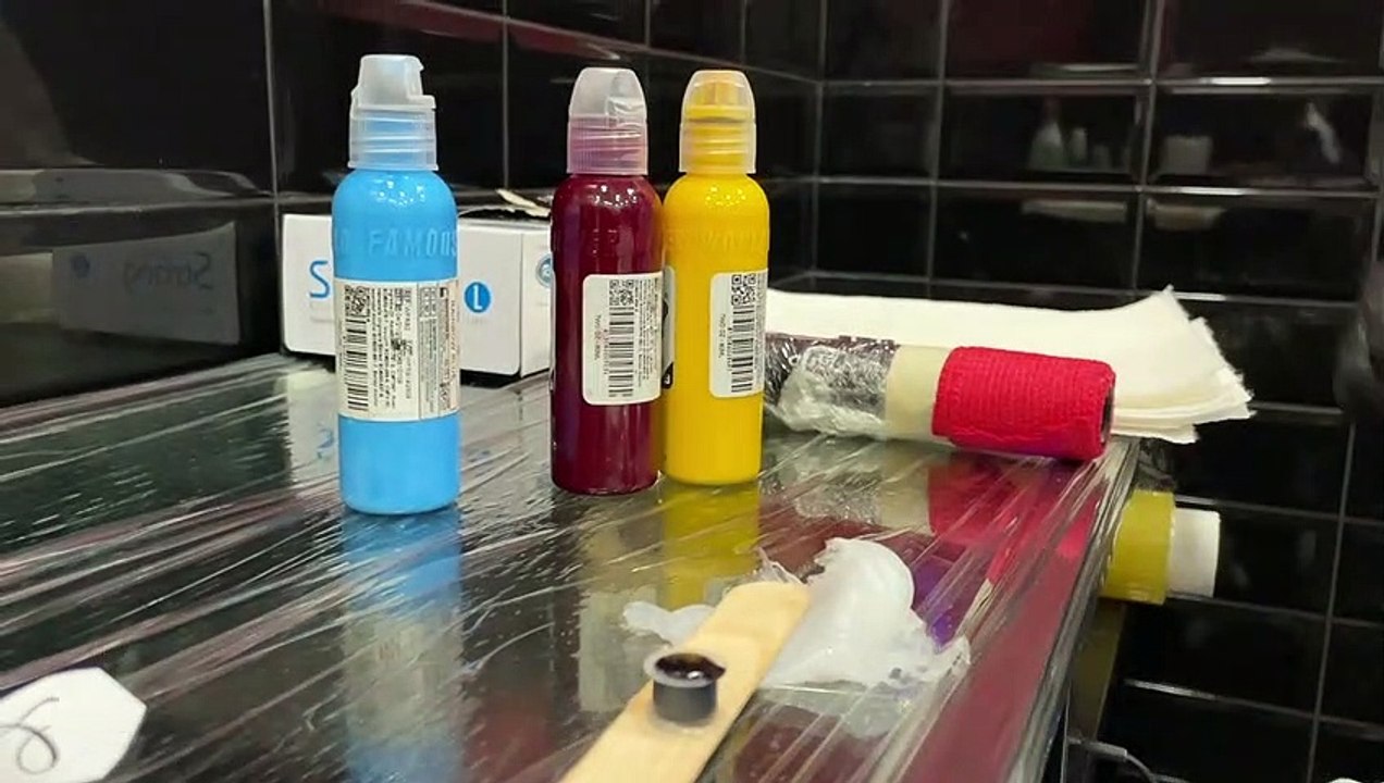 Tatuaggi a colori, tra divieti e nuove regole: ecco cosa succederà dal 2022