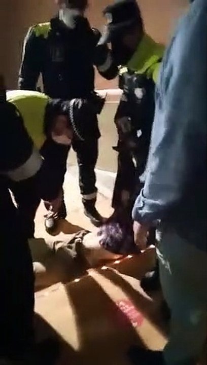 El asqueroso trato que dispensa la Policía a un joven por no presentar el Pasaporte en un teatro