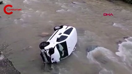 Aracı dereye düştü, sürücü mahsur kaldı