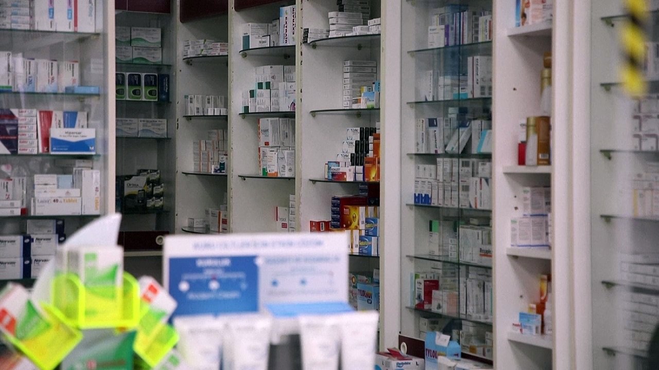الاتراك يبحثون عن ادوية لم تعد متوفرة بسبب الازمة