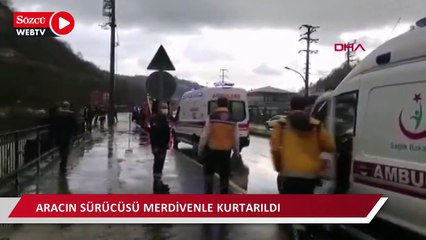 Dereye düşen sürücü merdivenle kurtarıldı