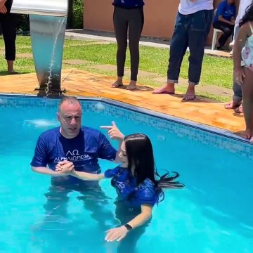 Coreógrafa do Programa Silvio Santos é batizada nas águas