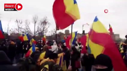 Romanya'da Covid-19 tedbirlerine karşı binlerce kişi Meclise yürüdü