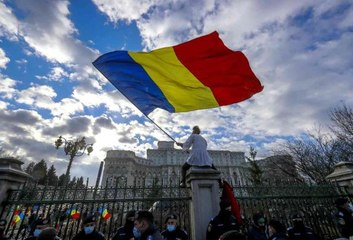 Romanya'da Covid-19 tedbirlerine karşı binlerce kişi Meclise yürüdü