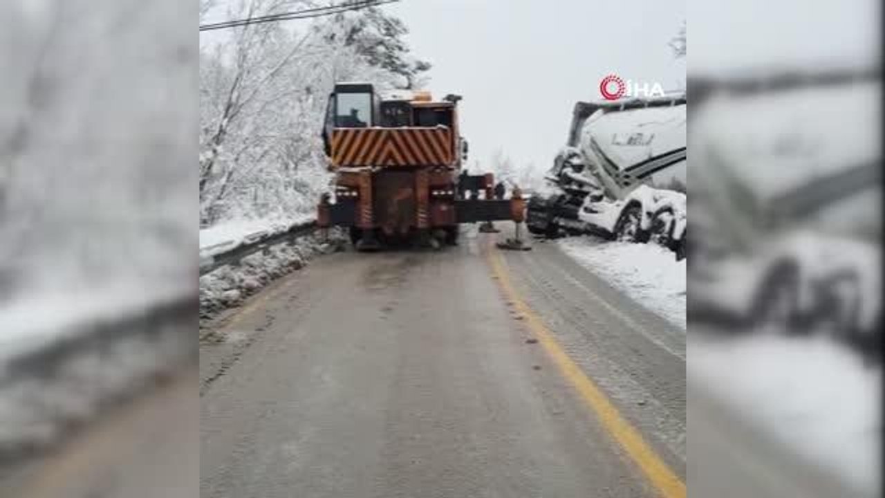 Karabük-Bartın yolunda etkisini sürdüren kar sü...