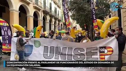 Concentración frente al Parlament de funcionarios del Estado en demanda de la equiparación salarial