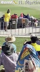 Ce fan de cricket est encouragé par la foule pour finir ses 4 bières...