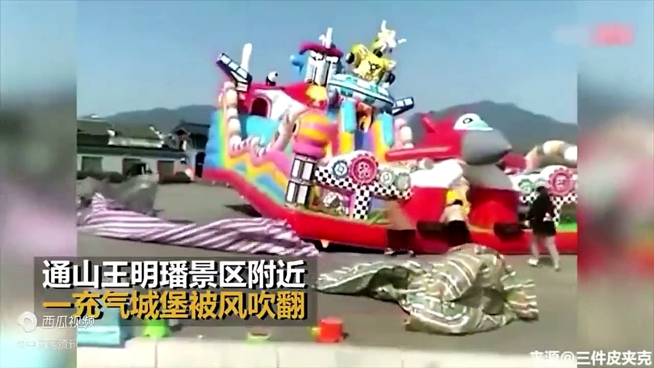 Un chateau gonflable s'envole pendant un coup de vent