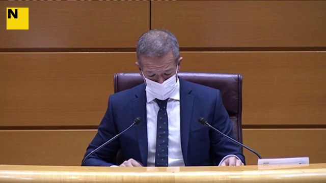 El president del Senat, Ander Gil, anuncia el resultat de la votació de l'esmena que fa tornar els pressupostos al Congrés, i els diputats del PP aplaudeixen