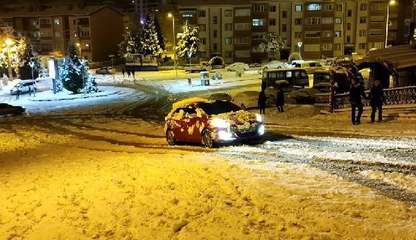 KARABÜK'TE SÜRÜCÜLERE ZOR ANLAR YAŞATAN KAR, ÇOCUKLAR İÇİN EĞLENCEYE DÖNÜŞTÜ
