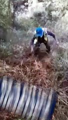 Viralizan video del alcalde Manuel Jiménez desyerbando un terreno
